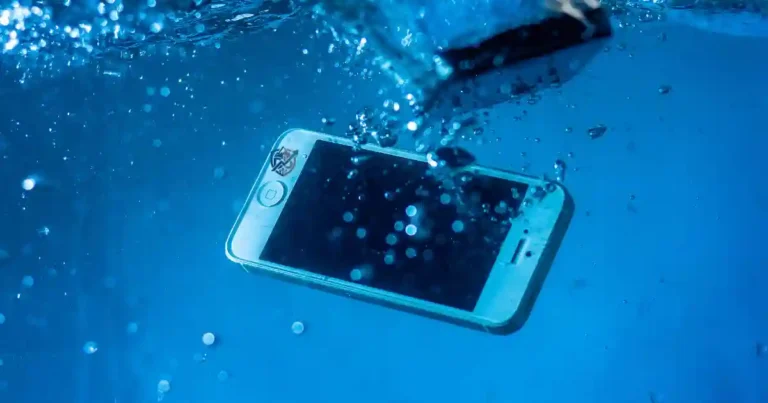 How to Protect Your Smartphone From Water Damage Safely